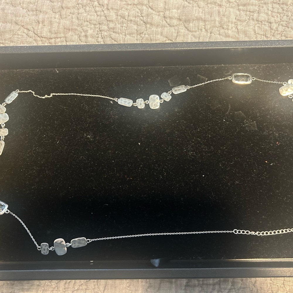 Chic Silver Necklace with Clear Accents